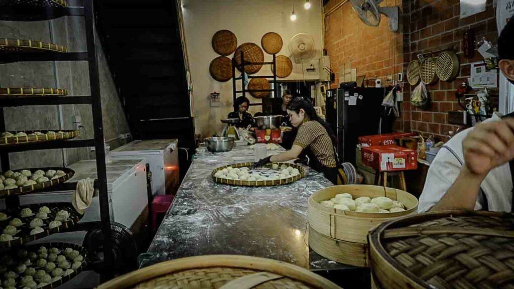 gu long bao song wat bangkok making the buns by hand